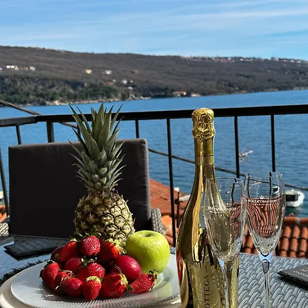 Volos With Roof Terrace, Sea View, Free Private Parking Apartment *
